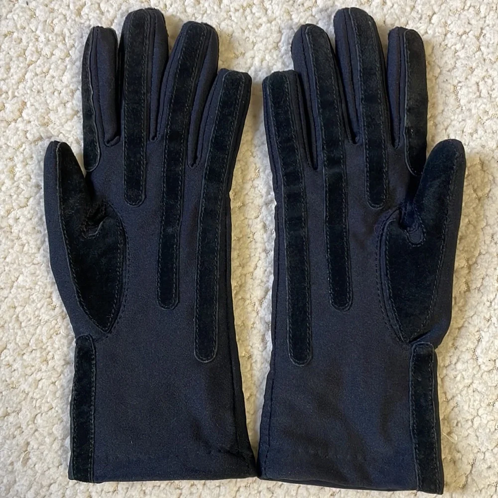 Isotoner ladies soft gloves with case